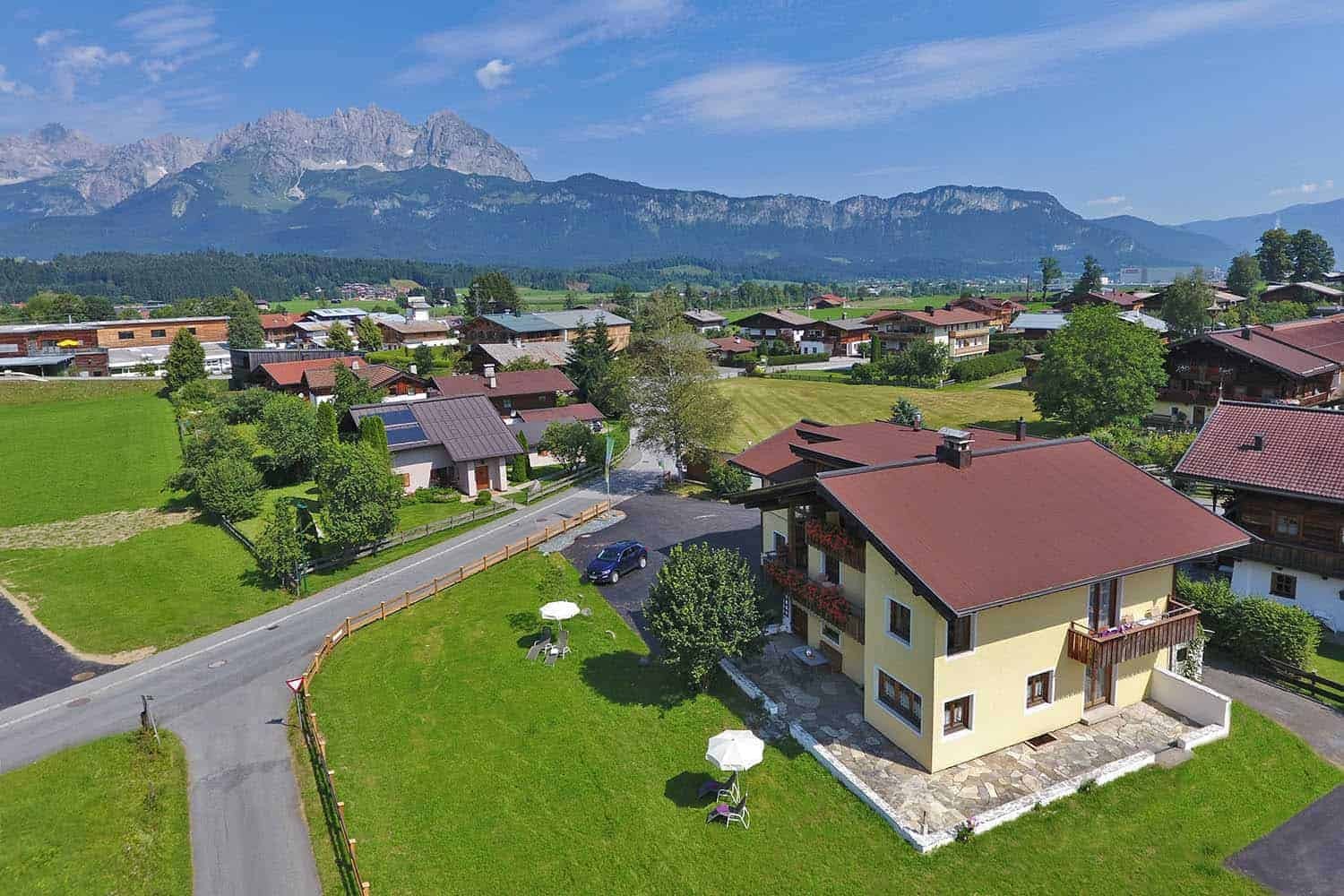 Ferienwohnungen am Roemerweg Penzinghof Oberndorf Haus aussen Drohne