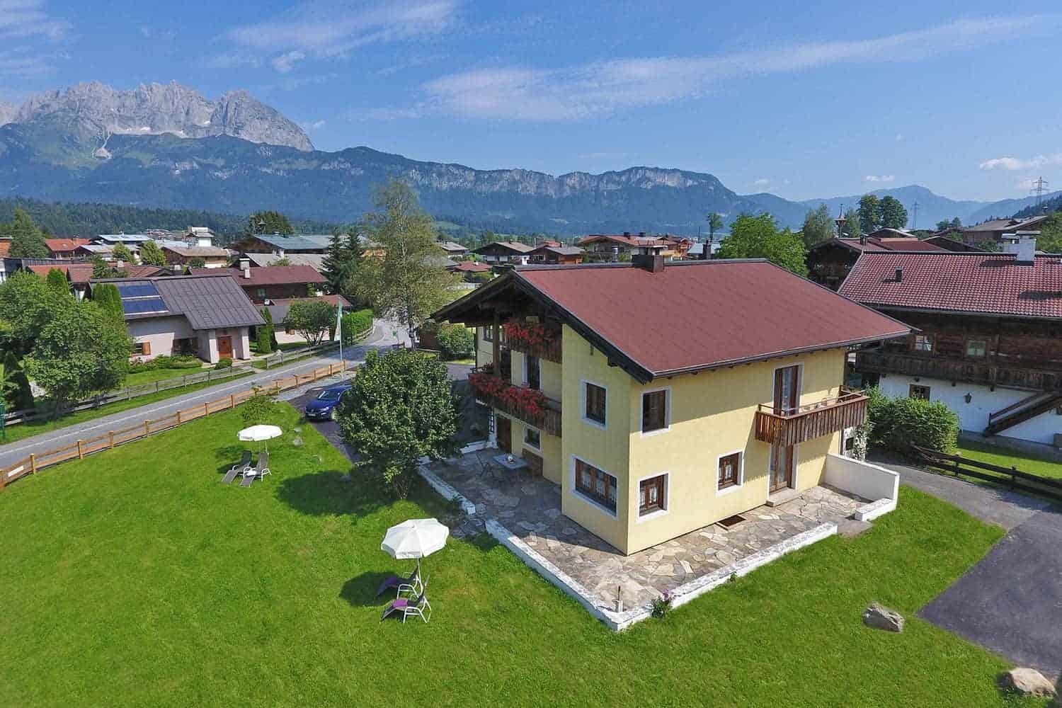 Ferienwohnungen am Roemerweg Penzinghof Oberndorf Haus aussen Drohne